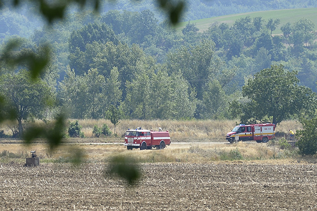 požiar na poli pri Beckove