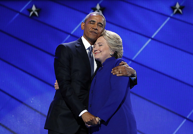 Americký prezident Rarack Obama v objatí s prezidentskou kandidátkou Demokratickej strany Hillary Clintonovou