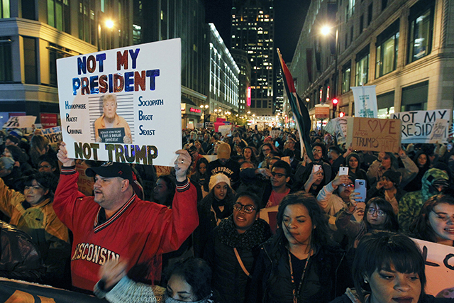 ľudia transparenty protestný pochod Milwaukee