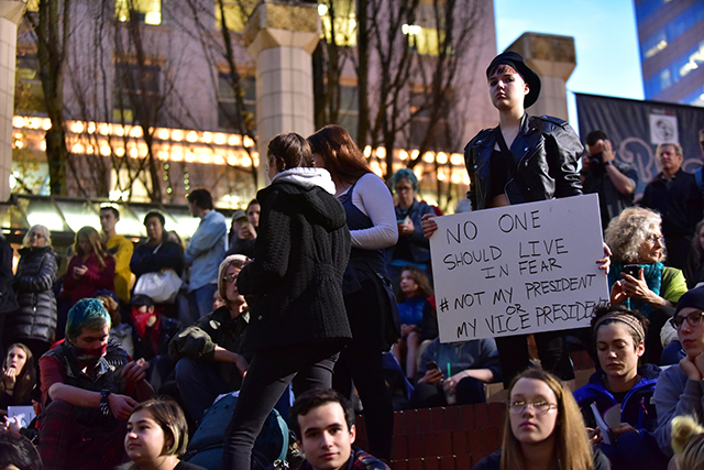ľudia transparenty protestné zhromaždenie Námestie Pioneer Courthouse Portland