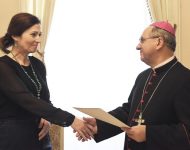 koický arcibiskup Bernard Bober, Andrea Turèanová vyzbierané prostriedky Koickej arcidiecézy odovzdanie