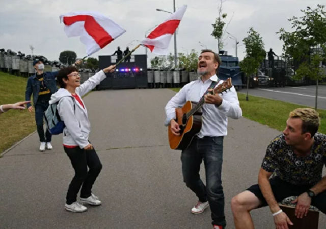 Protestujúci odchádzajú od prezidentovej rezidencie