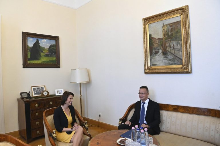 Péter Szijjártó, Karoline Edtstadlerová, Rakúsko, Maďarsko