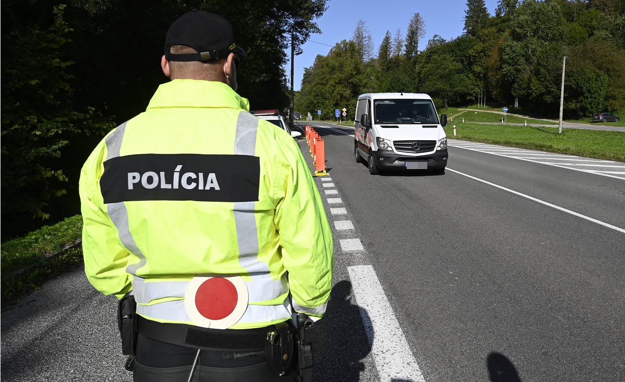 polícia policajt kontrola