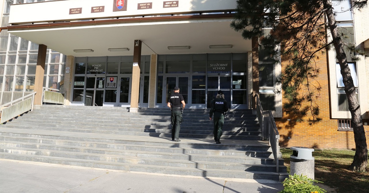 Polícia prehľadáva pre nahlásenú bombu budovy súdov