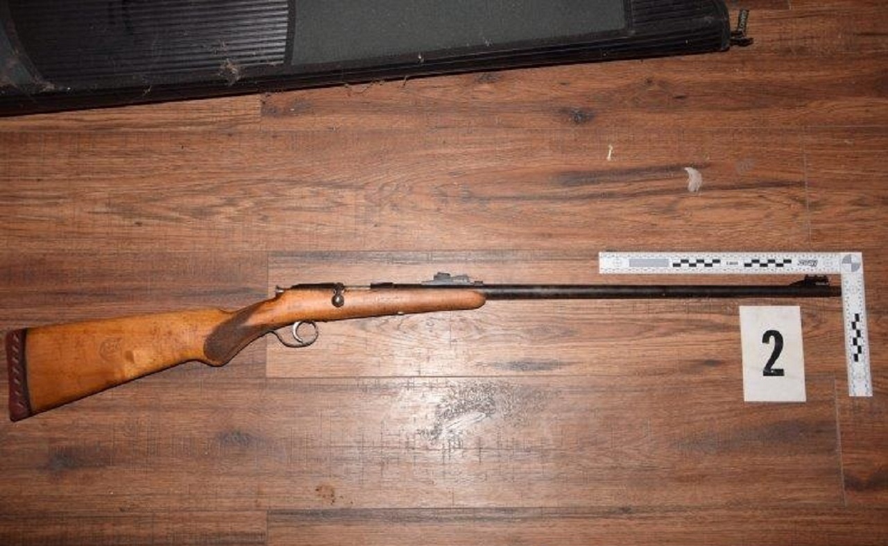 Počas policajnej akcie zaistili v dome zbrane a drogy