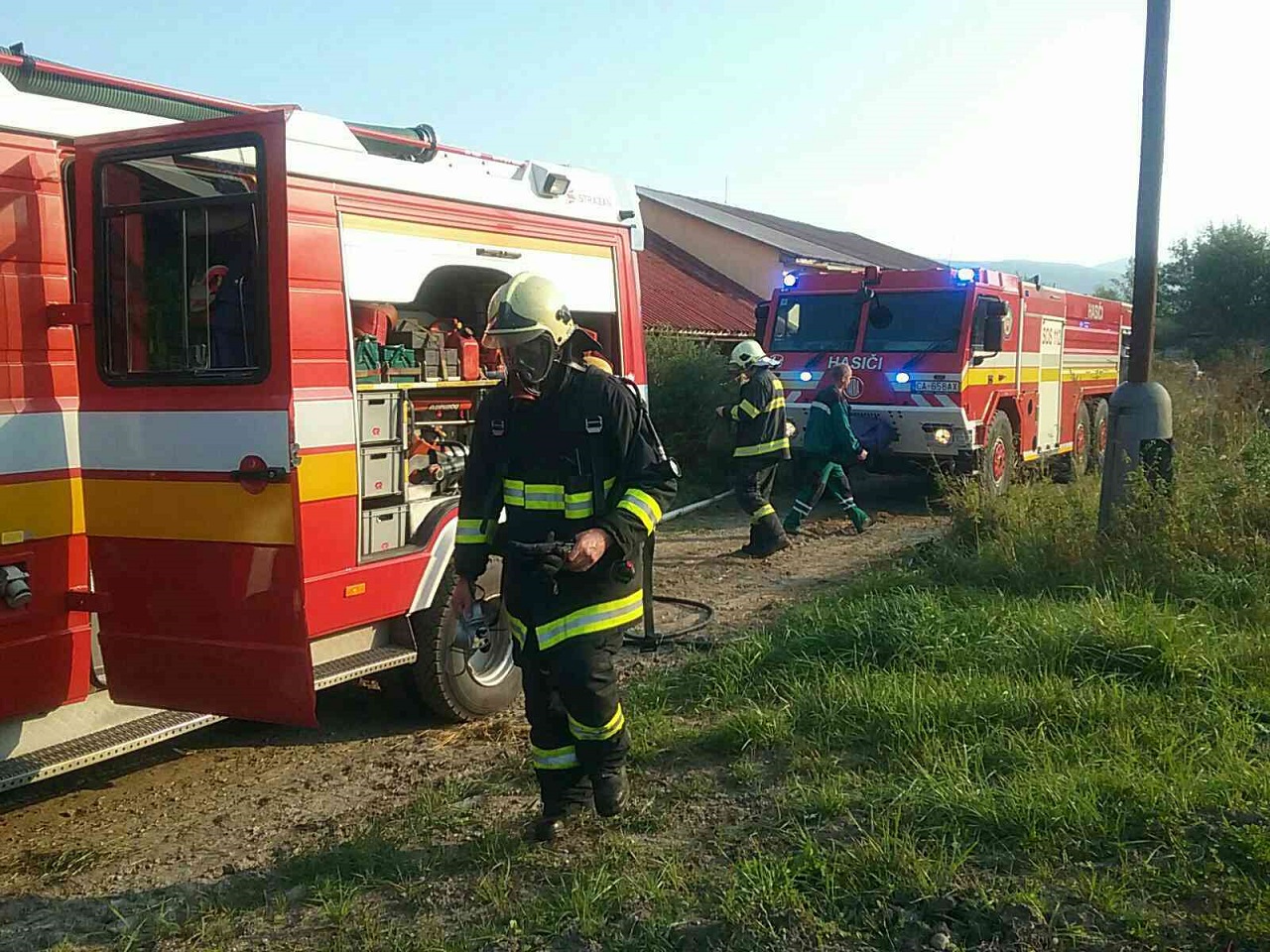  Hasiči zasahujú pri požiari maštale