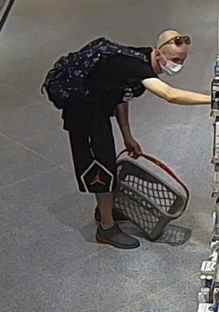Objasňujú krádež v drogérii, hľadajú osobu z kamerových záznamov