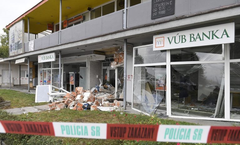 V Košiciach vyhodili do vzduchu bankomat
