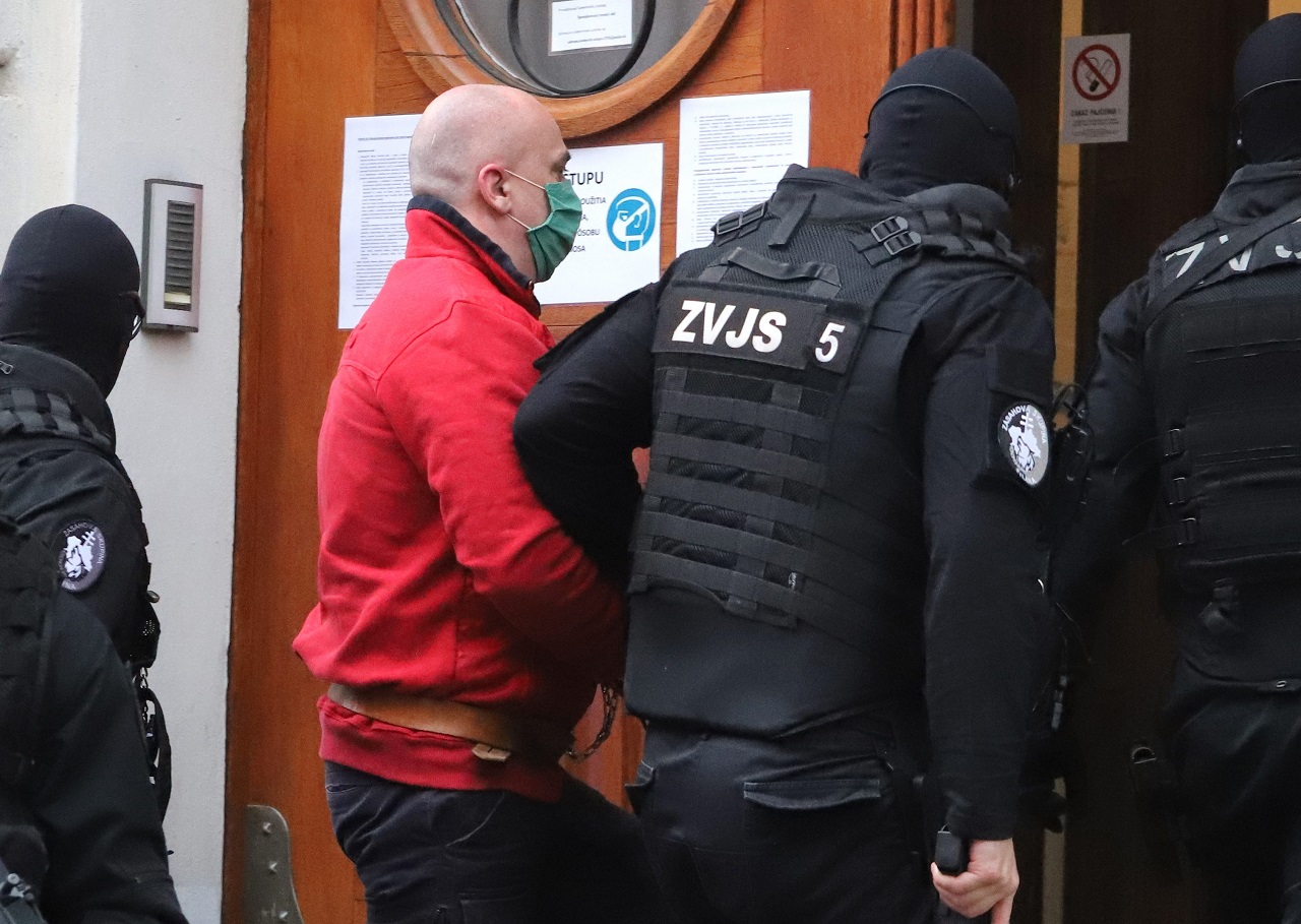 Začal sa proces s 10 členmi drogového gangu zo Serede