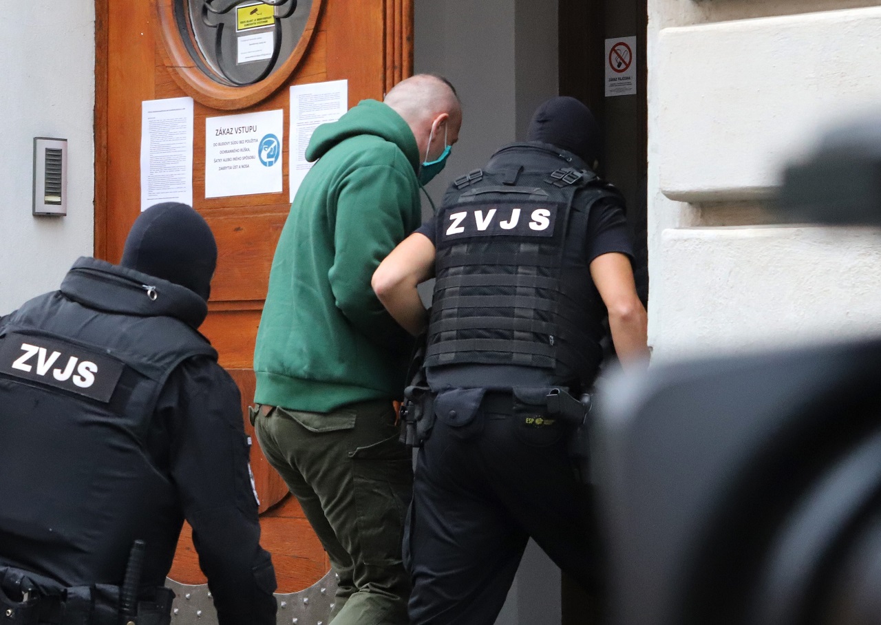 Začal sa proces s 10 členmi drogového gangu zo Serede