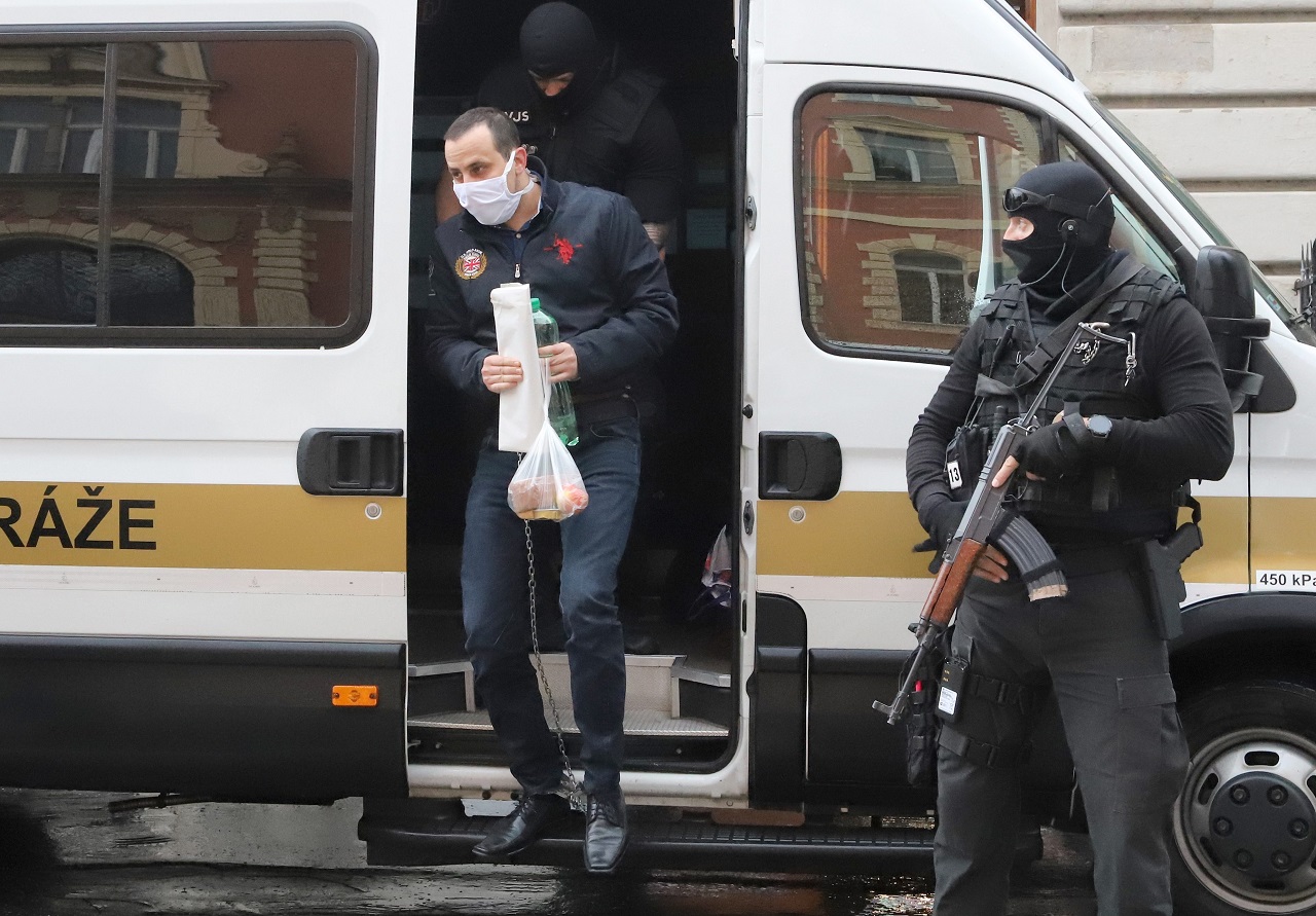 Začal sa proces s 10 členmi drogového gangu zo Serede