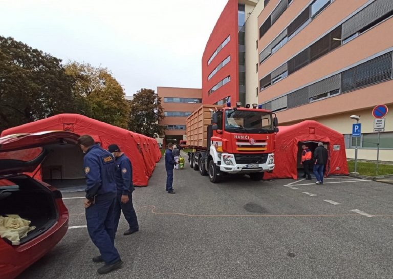 Hasiči postavili pred Nemocnicou sv. Michala šesť stanov