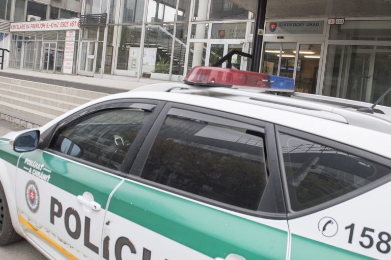 žena, policajt, útok, doživotie