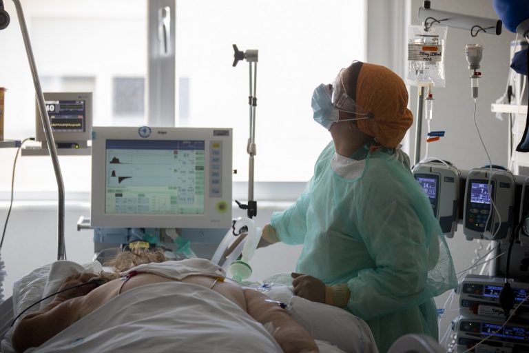 zdravotníci ošetrenie pacient