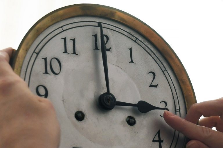 hodinky ručičky posun dozadu zimný čas