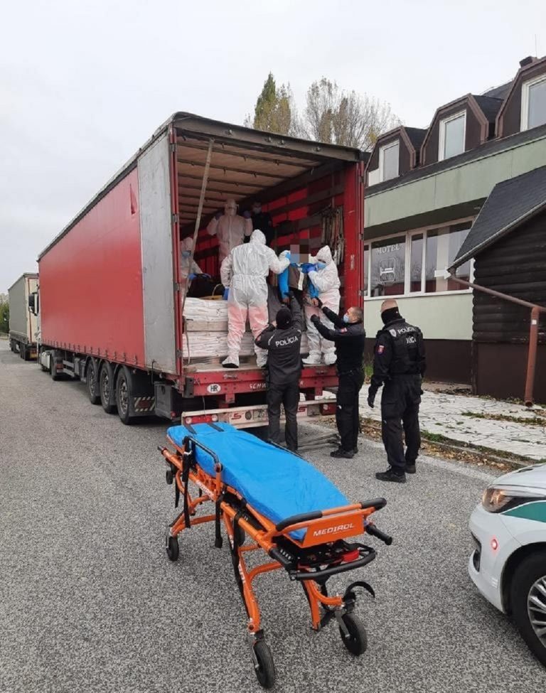 Polícia odhalila dvoch migrantov na diaľnici D2 pred Stupavou