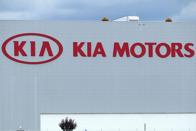 budova exteriér logo automobilka Kia Motors Slovakia