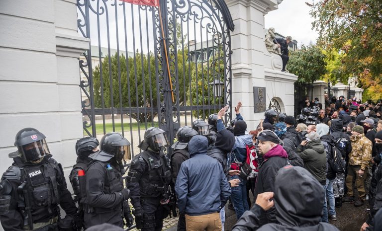 protivládny protest pred úradom vlády v Bratislave