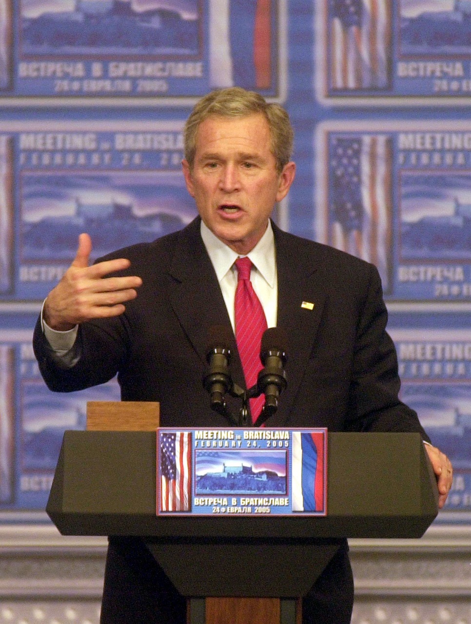 bývalý americký prezident G. Bush tlaèová konferencia slovenské bratislavské stretnutie rokovanie zahranièná návteva Bratislavský hrad Európa európske turné prezidenti tátnici politici politické udalosti