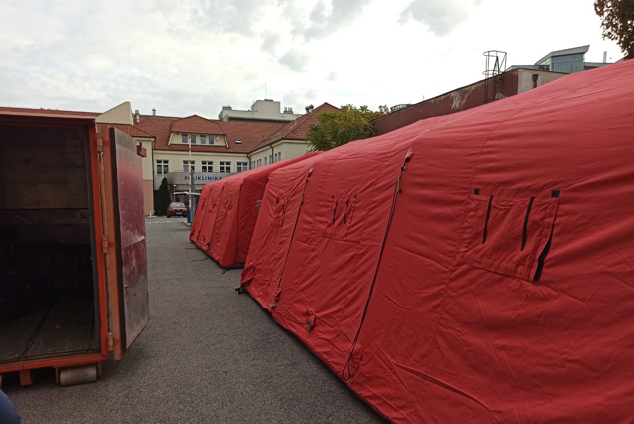 Hasiči postavili pred Nemocnicou sv. Michala šesť stanov