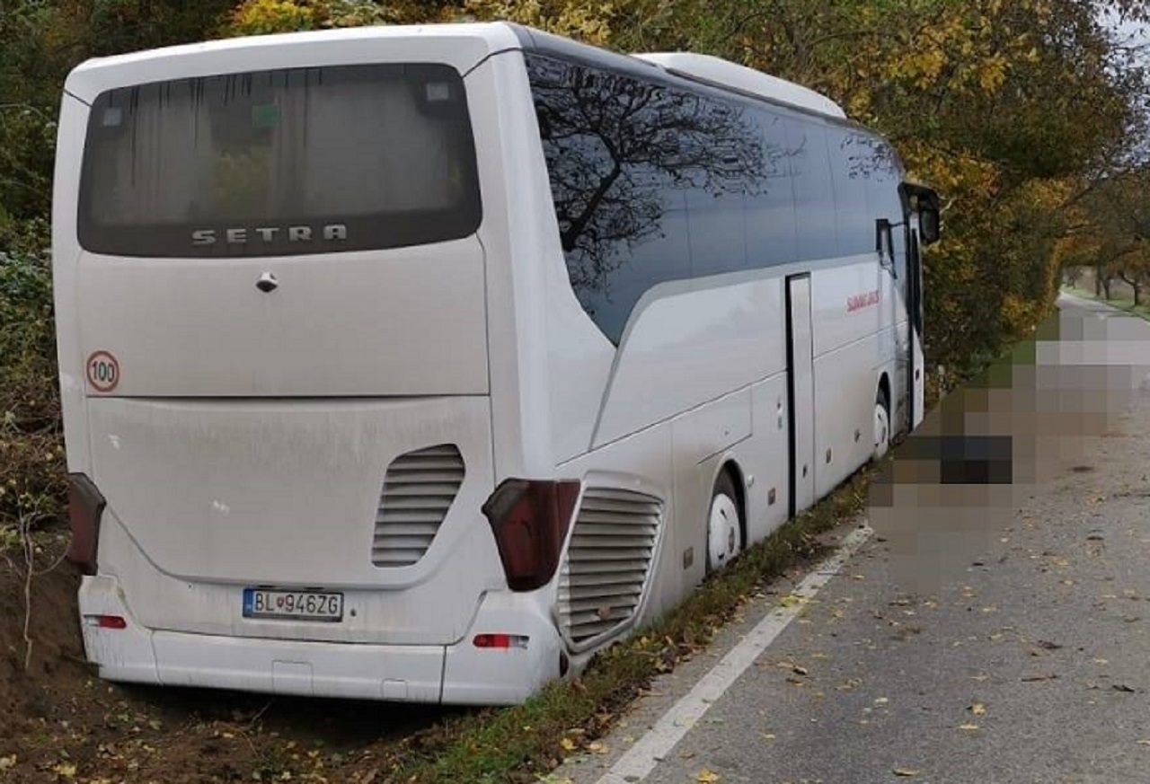 Pri rannej nehode zomrel 44-ročný vodič autobusu