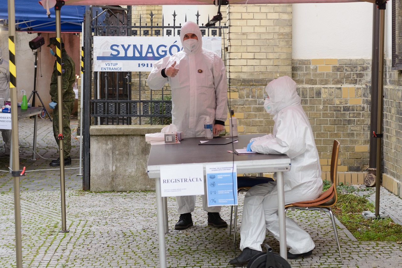 celoplošné testovanie na ochorenie COVID-19 pred Synagógou v Nitre