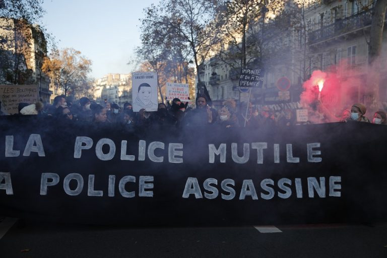 demonštranti protestný pochod proti bezpečnostnému zákonu, Paríž