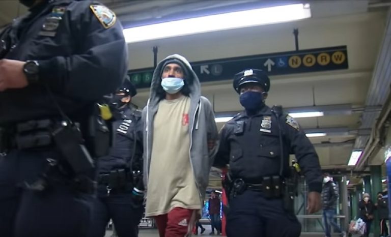 Muž na „ktorého živote záleží“, sotil pod vlak ženu v New Yorskom metre
