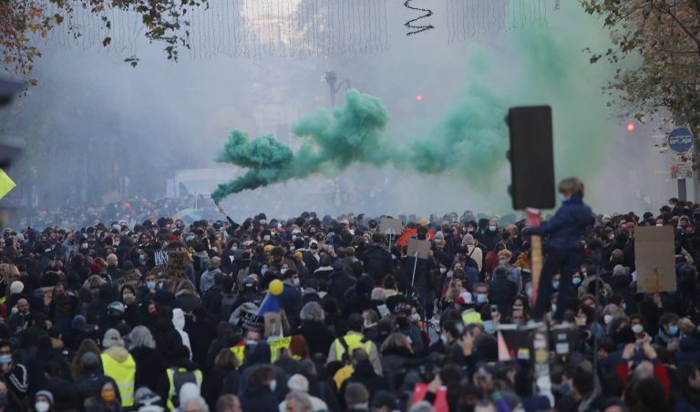 demonštranti protestný pochod proti bezpečnostnému zákonu, Paríž