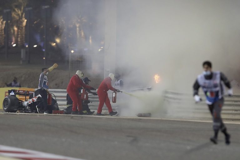 francúzsky jazdec F1 zo stajne Haas Romain Grosjean plamene hasenie havária po štarte okruh Sachir