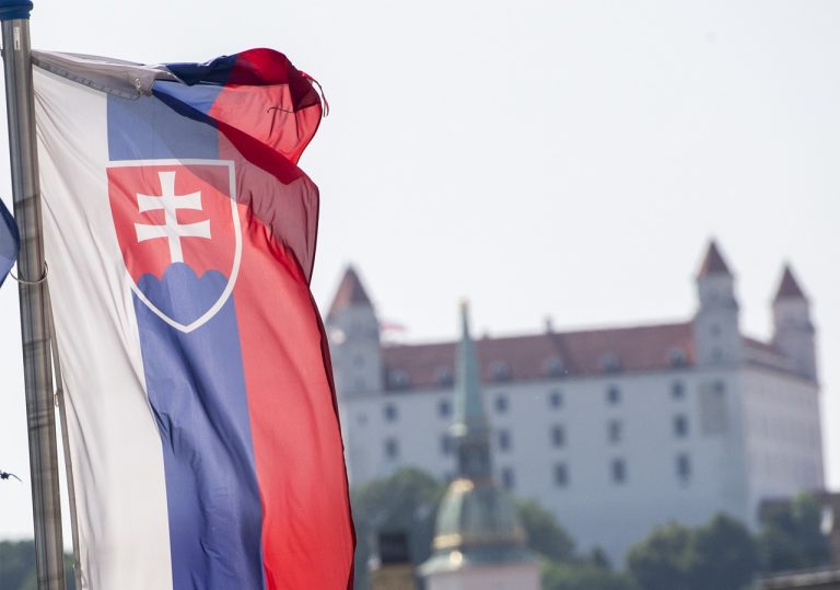 bratislavský hrad slovenská vlajka