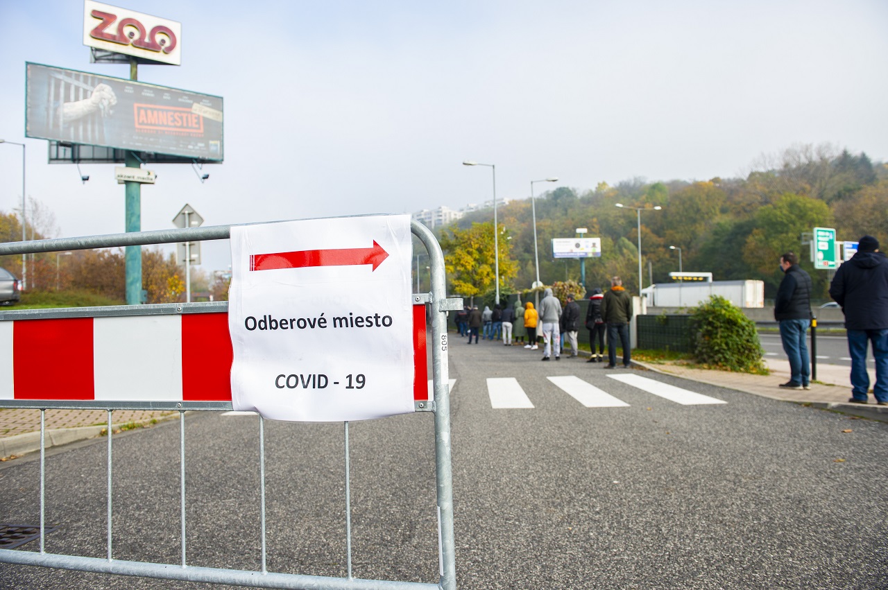 Testovanie ľudí na odbernom mieste v Mlynskej doline v Bratislave