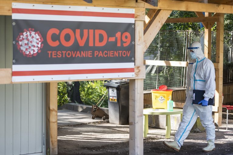 odberné miesto na ochorenie Covid-19 pred Klinikou infektológie a geografickej medicíny, LF UK, SZU a UNB na bratislavských Kramároch
