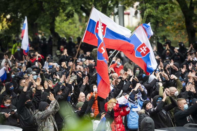 protivládny protest pred úradom vlády v Bratislave