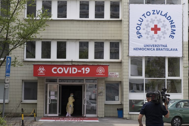Vchod do Univerzitnej nemocnice Bratislava