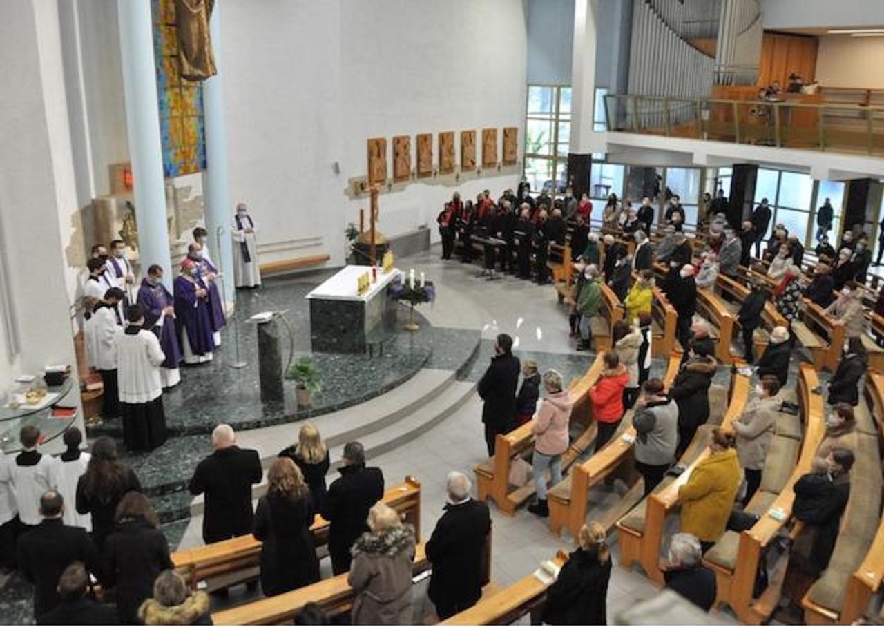 Arcibiskup Bober požehnal rok po výbuchu v Prešove pamätnú tabuľu