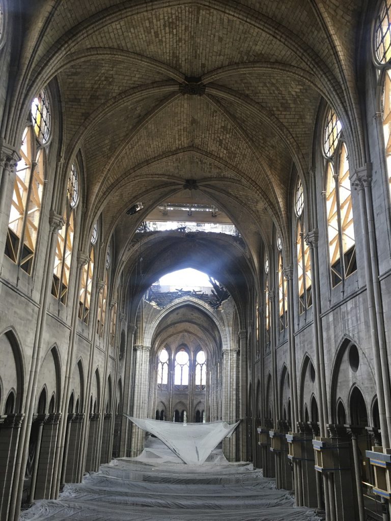 Prvé výročie ničivého požiaru paríšskej katedrály Notre-Dame