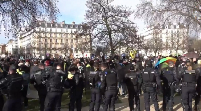 Na uliciach Paríža sa znova protestuje proti zákonu o globálnej bezpečnosti