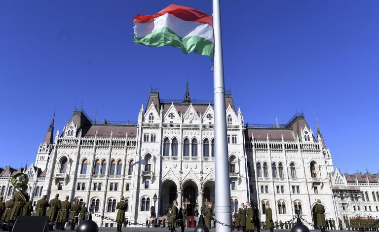 Maďarská vlajka maďarský parlament Maďarsko