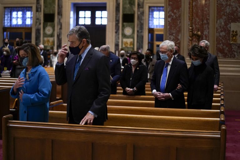 Nancy Pelosiová, Paul Pelosi, Mitch McConnell, manželka Elaine Chao bohoslužba Katedrála apoštola St. Matthewa, Washington