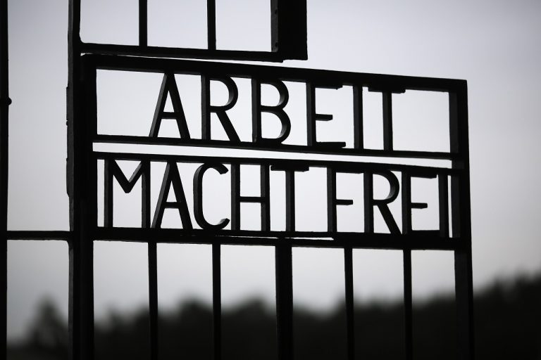 Koncentračný tábor Sachsenhausen nápis Arbeit macht frei