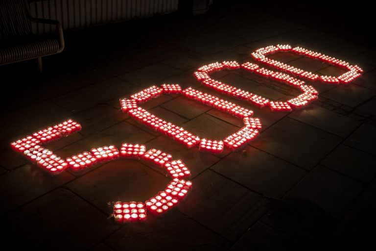 Zapálené sviečky pred Úradom vlády SR