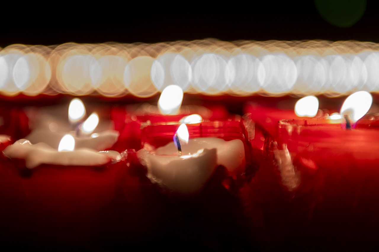 Zapálené sviečky pred Úradom vlády SR