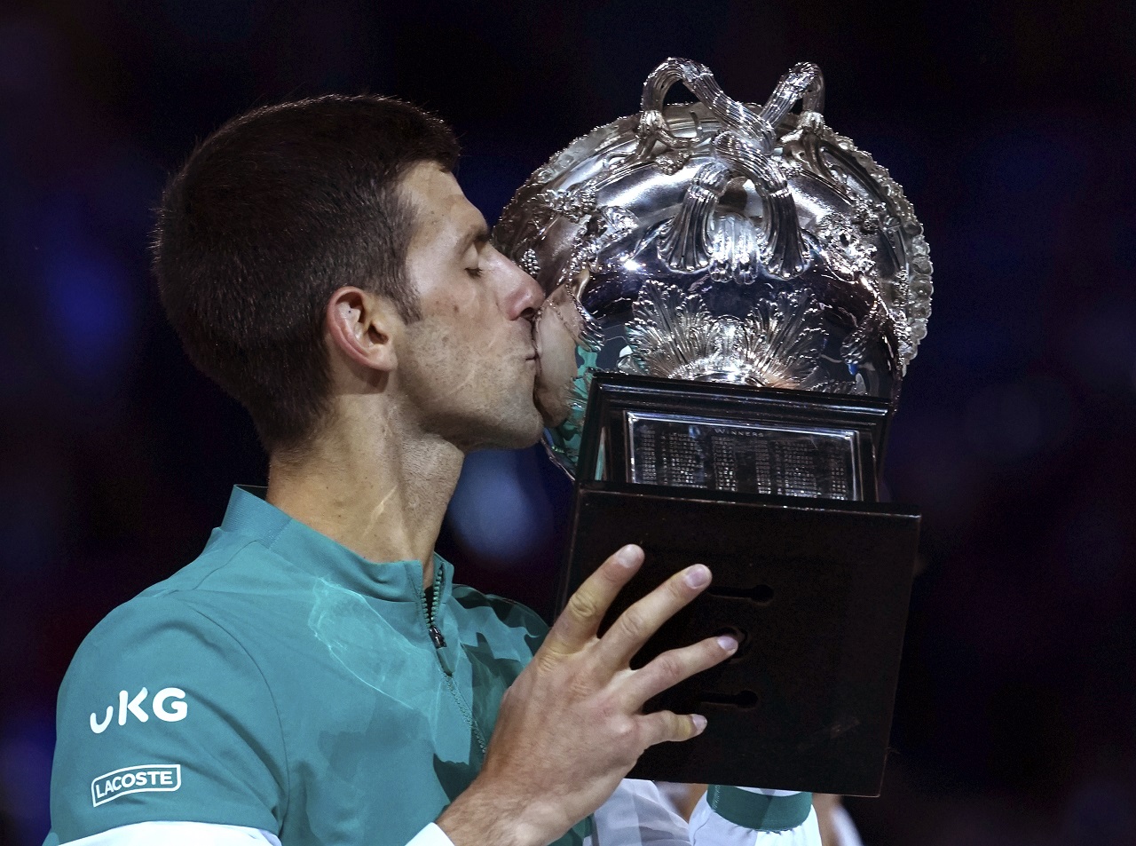 srbský tenista Novak Djokovič trofej víťazstvo oslava