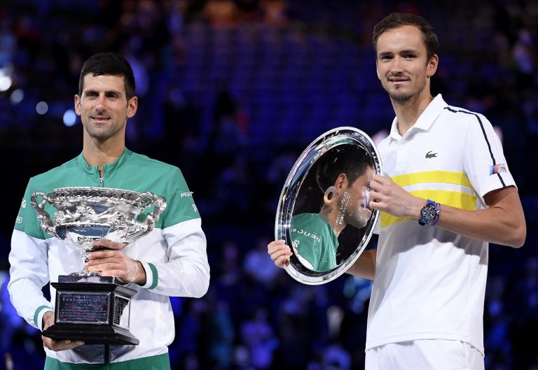 srbský tenista Novak Djokovič, Rus Daniil Medvedev trofeje víťazstvo oslava