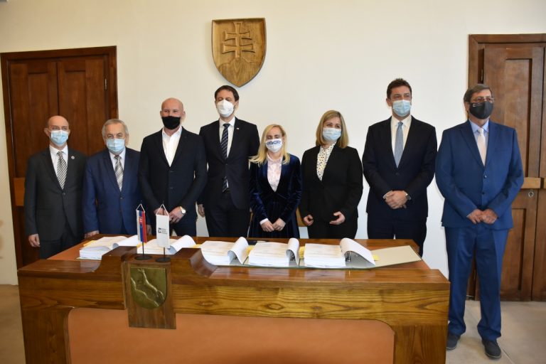 podpis zmluvy R3