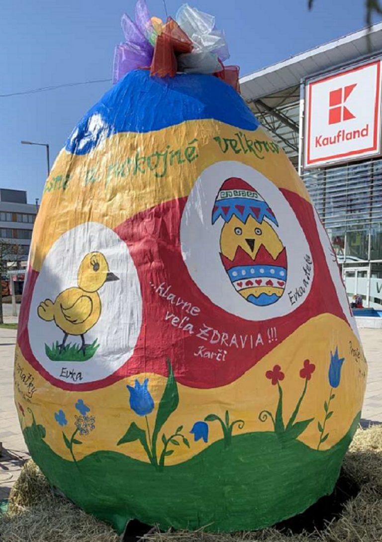 Gigantická kraslica na Terase