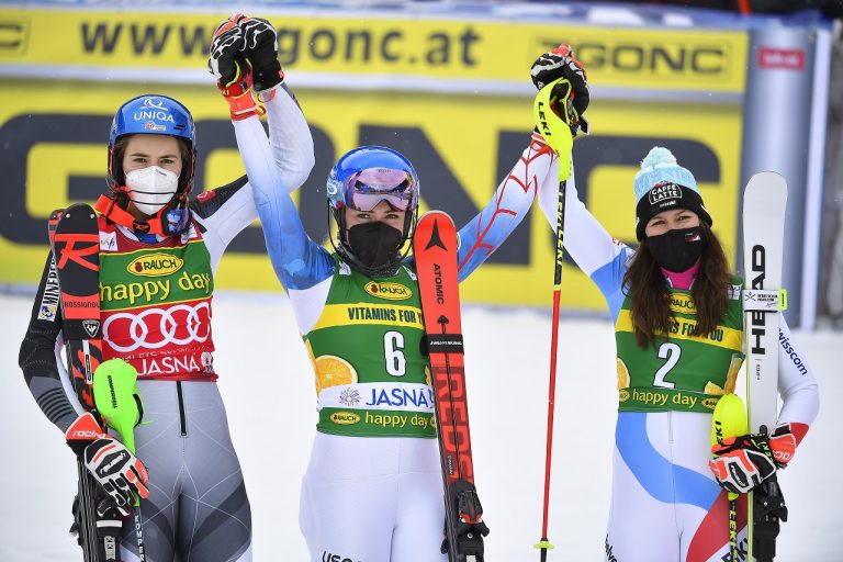 Petra Vlhová víťazka Mikaela Shiffrinová Wendy Holdenerová