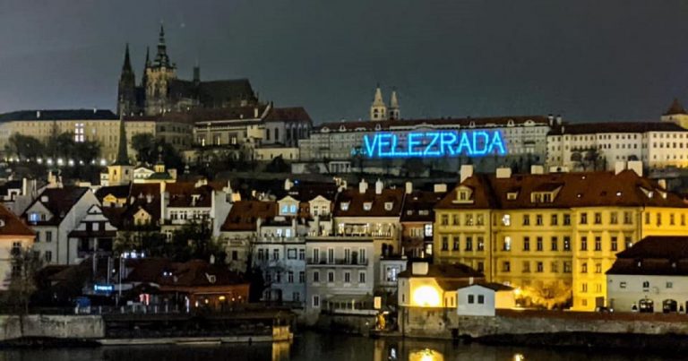 nápis „Velezrada" na Pražskom hrade